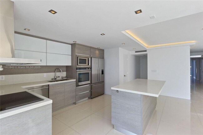 Building Photo - 881 Ocean Dr