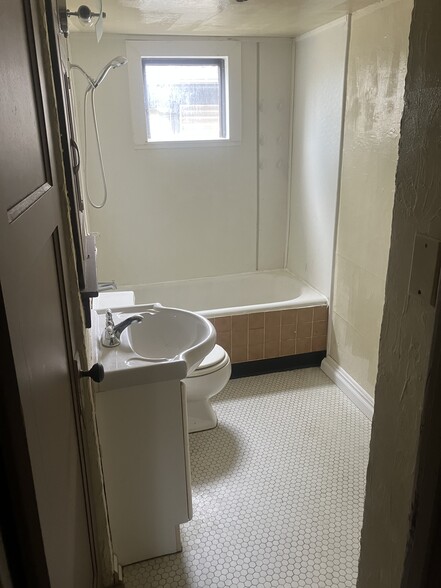 Building Photo - 1303 N Hawley Rd