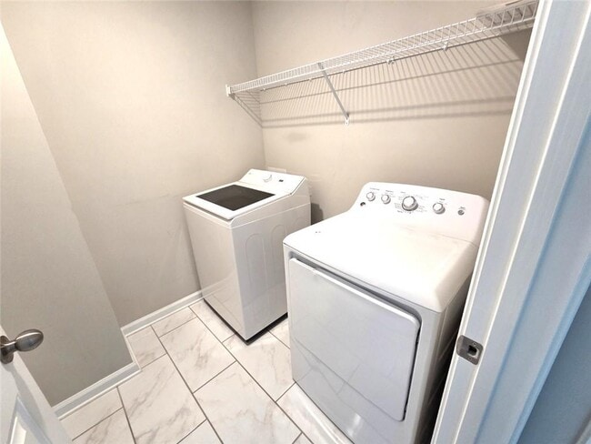 Building Photo - 1716 Lansing Bluff Walk