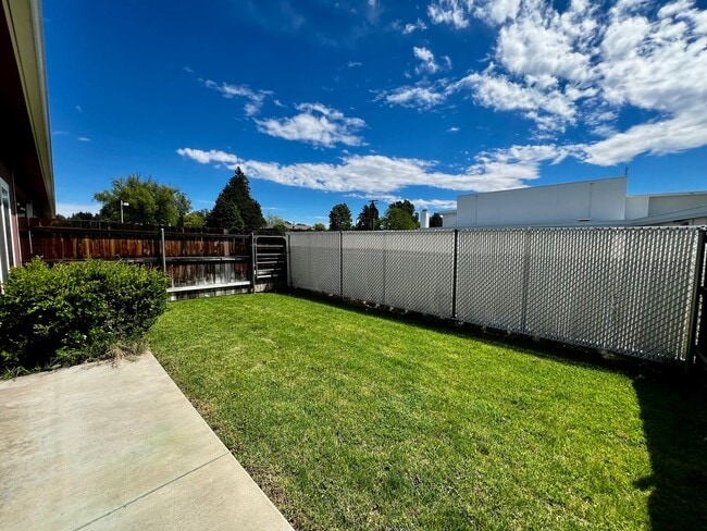 Building Photo - 636 S 36th Ave
