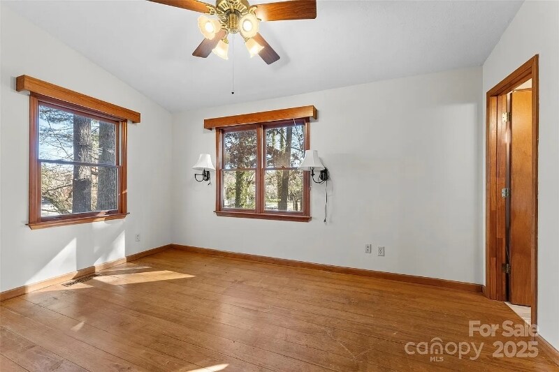 Building Photo - 550 Kinross Dr