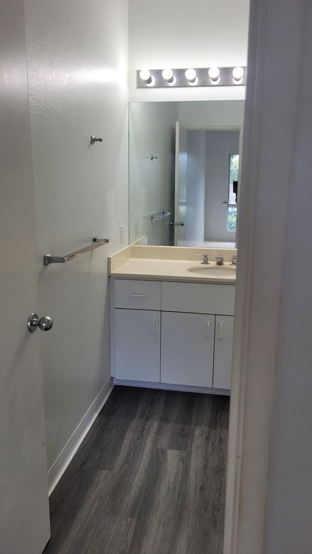 Building Photo - Centrally Located 2bd, 2bath, 2 pkg 1176sq...