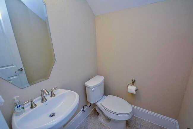 Building Photo - 15907 Court St