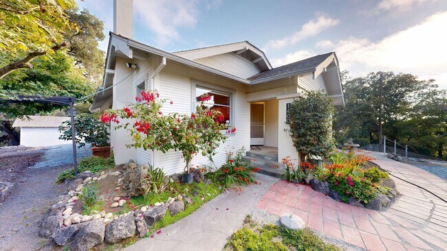 Building Photo - Bright Country Three Bedroom One Bathroom ...