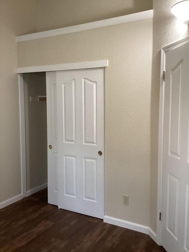 Building Photo - 3 Bedroom Home in Elk Grove