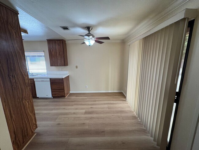 Building Photo - Beautiful 2+1.75 Upstairs Condo in Desirab...