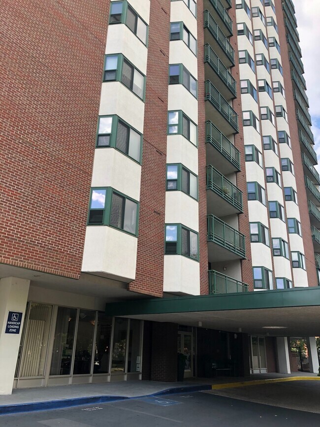 Building Photo - Penn Square