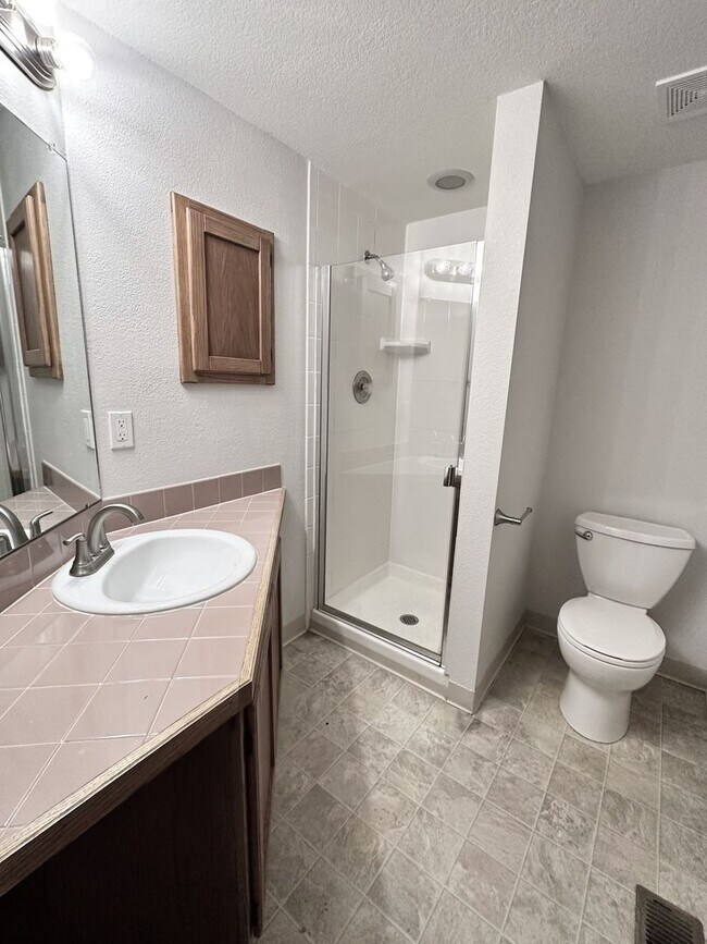 Building Photo - Newly Updated Townhome with Three Balconie...