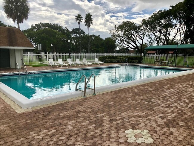 Building Photo - 5530 N Lakewood Cir