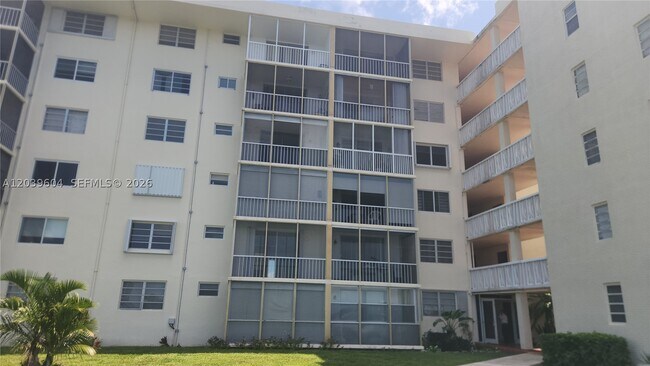 Building Photo - 2920 Point E Dr