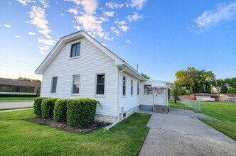 Building Photo - Spacious Updated 2-Bedroom Home with Remodeled Kitchen, Abundant Cabinet Space, Huge Primary Bedr...