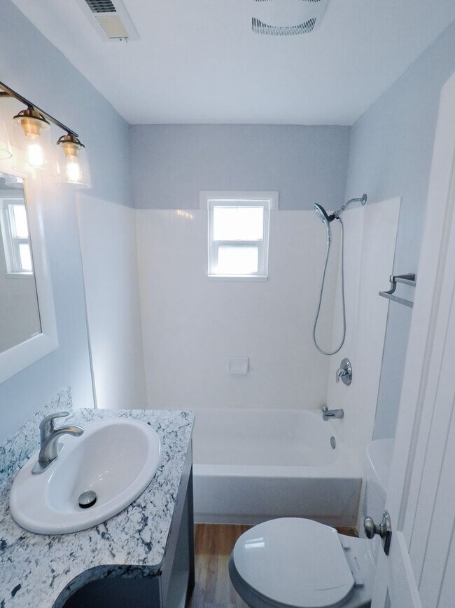 Building Photo - Updated Cozy Cottage