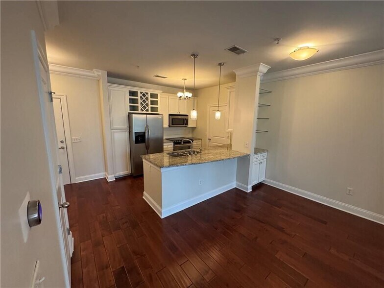 Building Photo - 901 Abernathy Rd NE