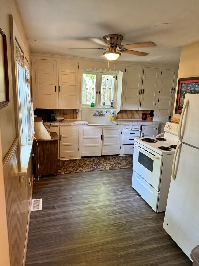 Building Photo - 101 Temple St