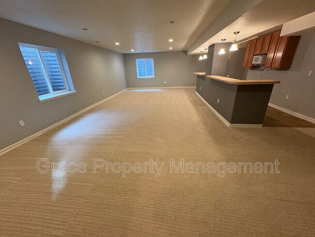 Building Photo - 222 Saxony Rd
