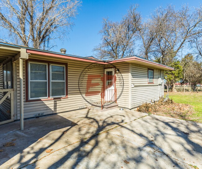 Building Photo - 817 Lawrence Dr