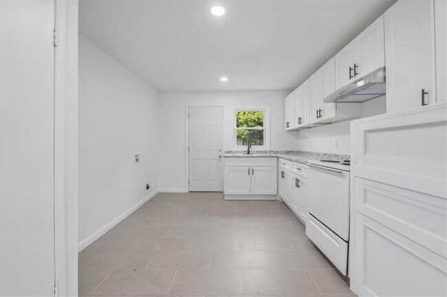 Building Photo - 608 N College Dr