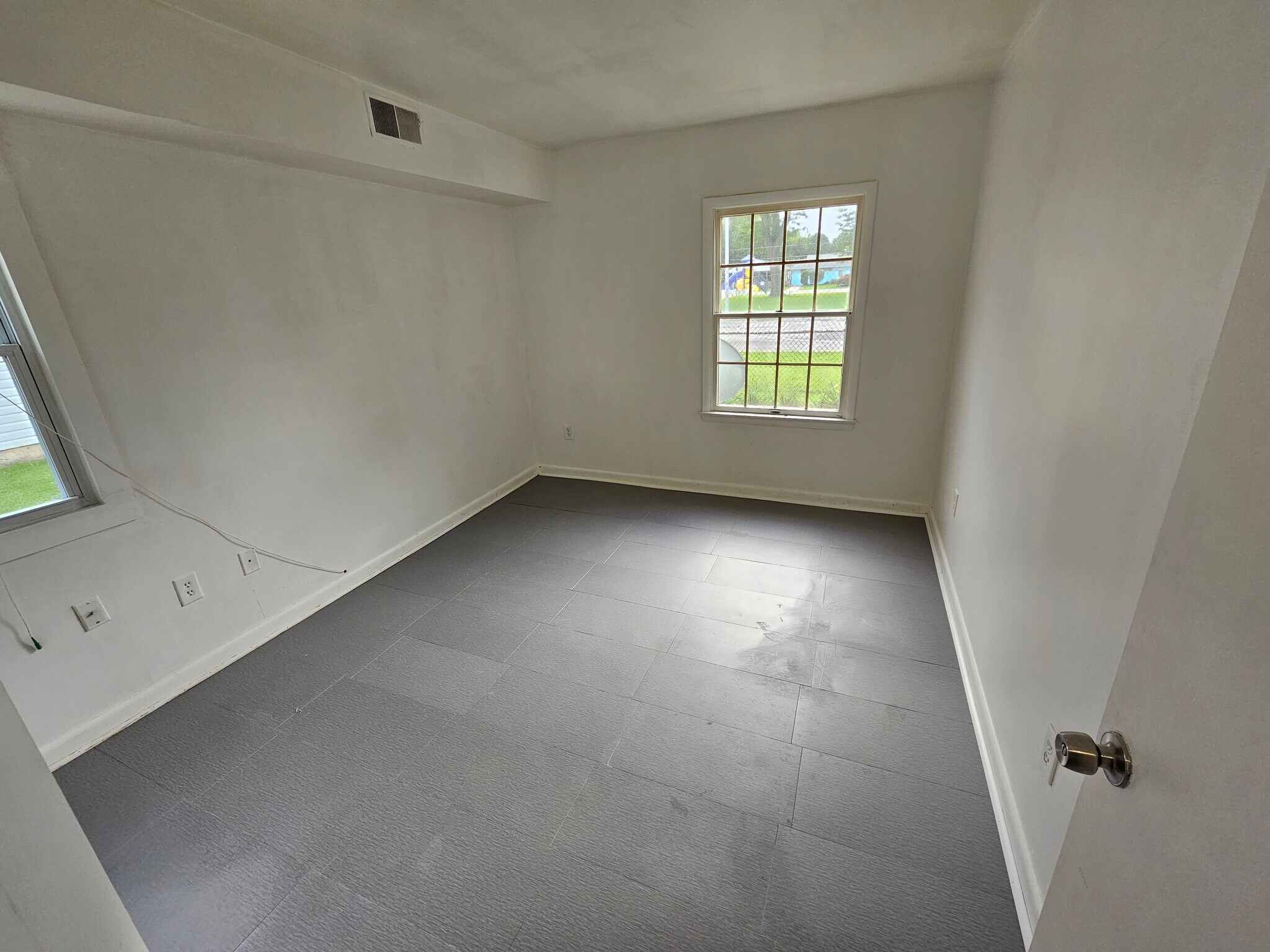 Building Photo - 806 W Oak Ln