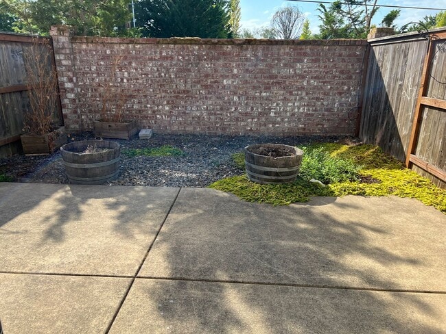 Building Photo - 417 SW Pemberly Loop