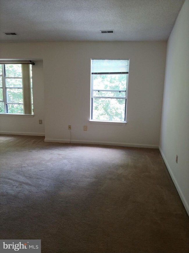 Building Photo - 2600 Camelback Ln