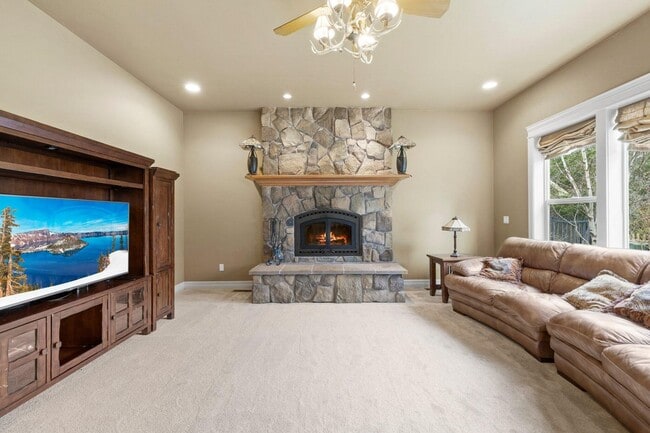 Building Photo - 5BED 4BATH - Beautiful Home with a Gorgeous View