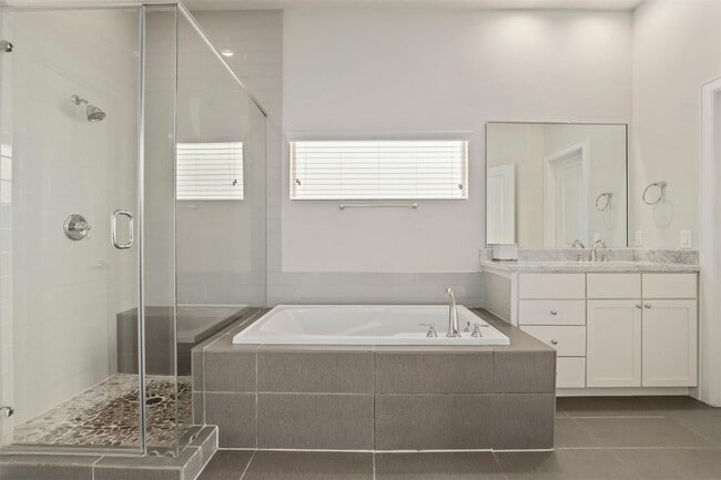 Building Photo - 3022 Maxroy St