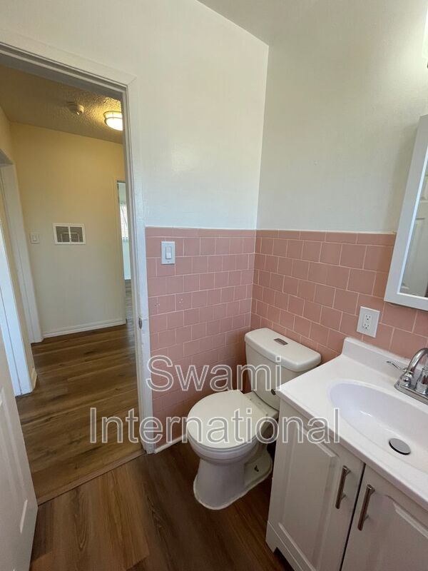 Building Photo - 860 W 50th Pl