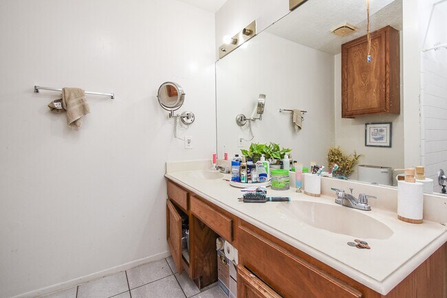 Building Photo - 12106 Pecan Meadow Dr