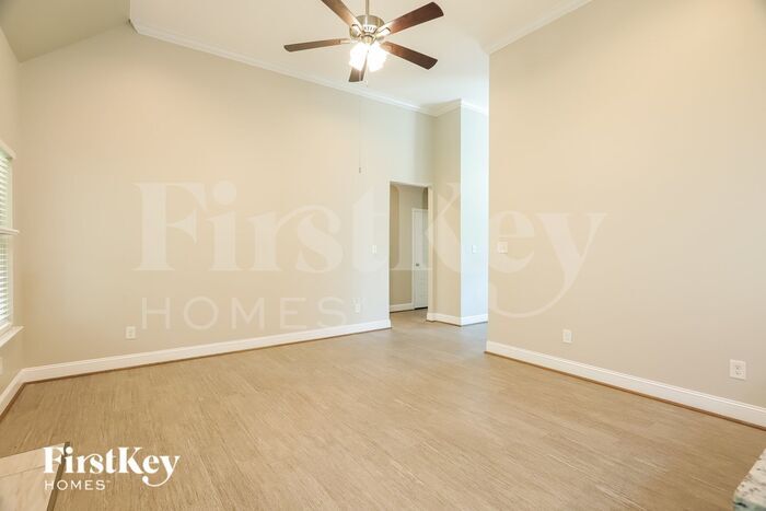 Building Photo - 165 Whispering Way