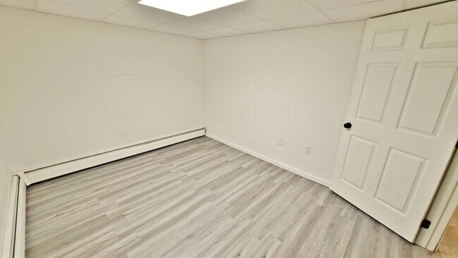 Building Photo - 3 Bed / 1-1/2 Bath Single Family Home w/2-car garage