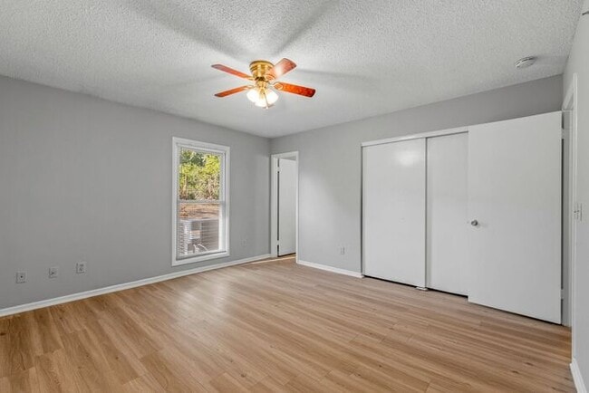 Building Photo - SW, Large Ranch home, Vaulted Ceilings, Fire Place, Fenced Yard!