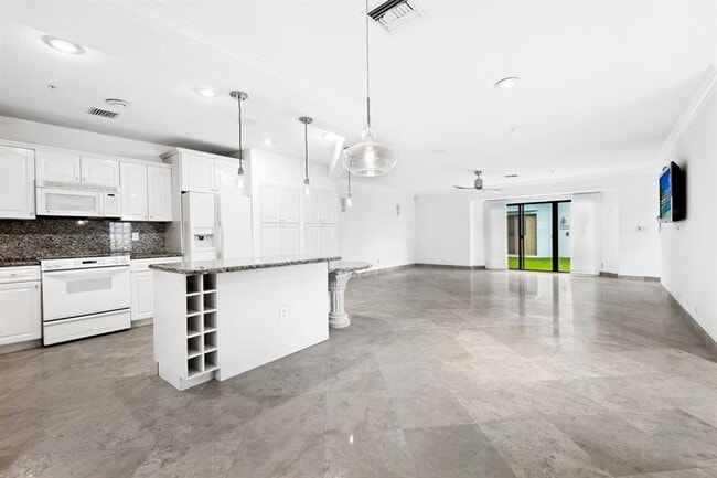 Primary Photo - 1260 N Riverside Dr