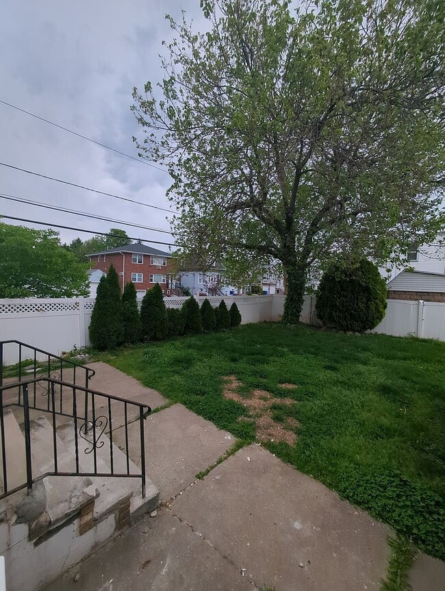 Building Photo - Single Family Home