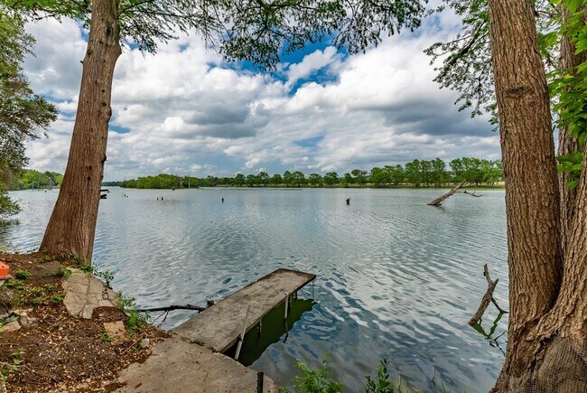 Building Photo - 2865 Bandera Hwy