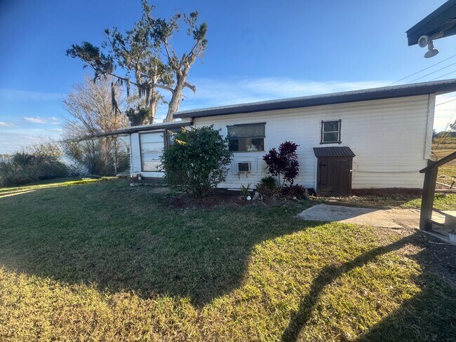 Building Photo - 734 Memorial Dr