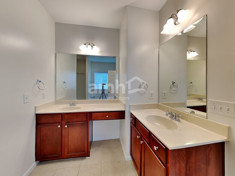 Building Photo - 1823 Madrid Falls Dr