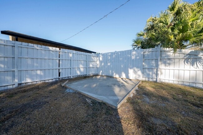 Building Photo - Renovated 4/2 Home on a Corner Lot in the SODO Area of Orlando