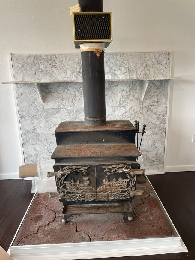 Building Photo - Freshly remodeled