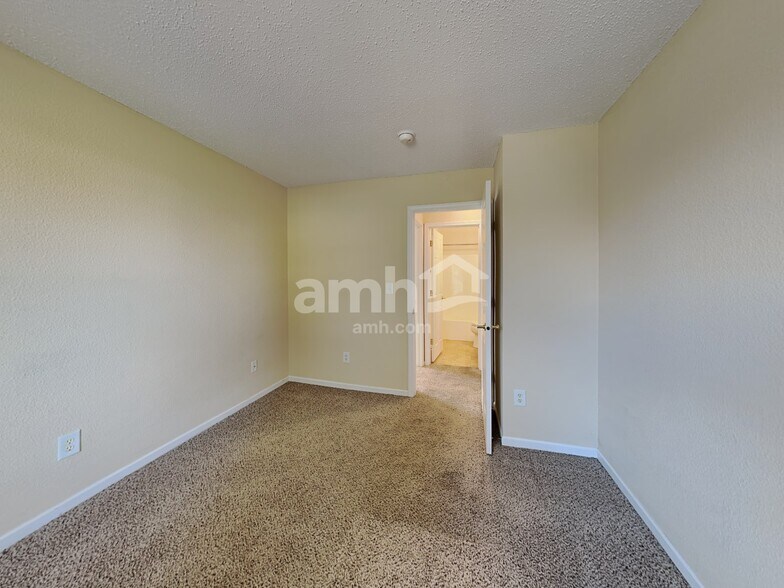 Building Photo - 8110 Red Barn Ct