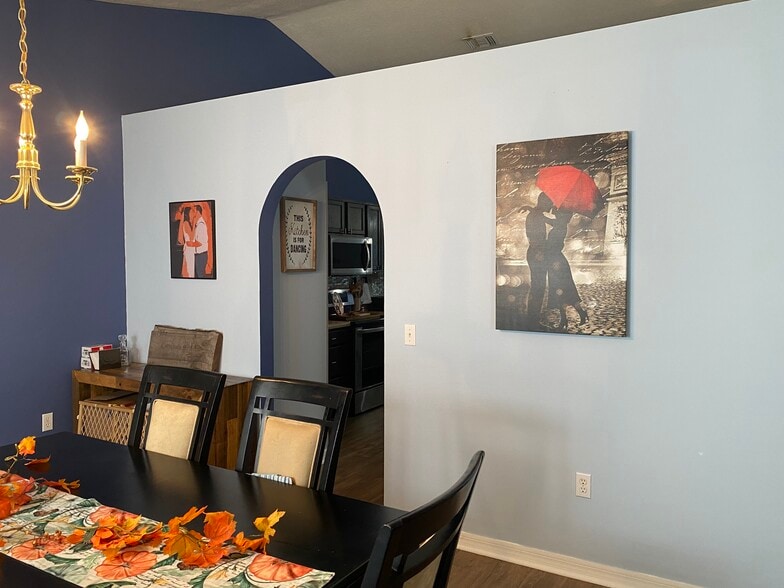 Building Photo - 4600 Tarrega St