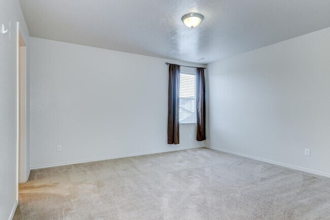 Building Photo - 4 Bedroom 2.5 Bath Two Story Home_Pet Friendly!