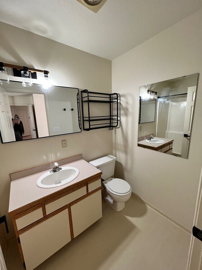 Building Photo - Three Bedroom House on Bend's West Side with RV Parking
