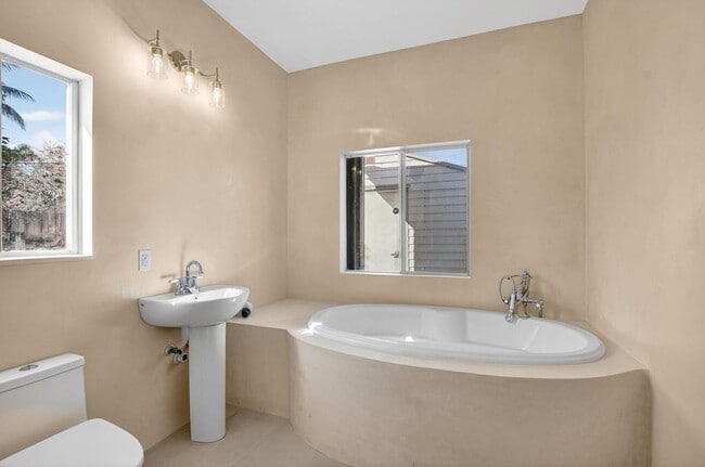 Building Photo - 467 NE 31st St