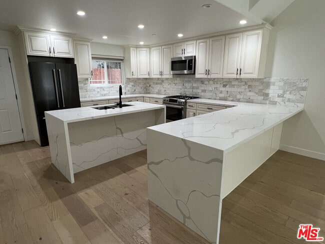 Building Photo - 5019 W Maplewood Ave