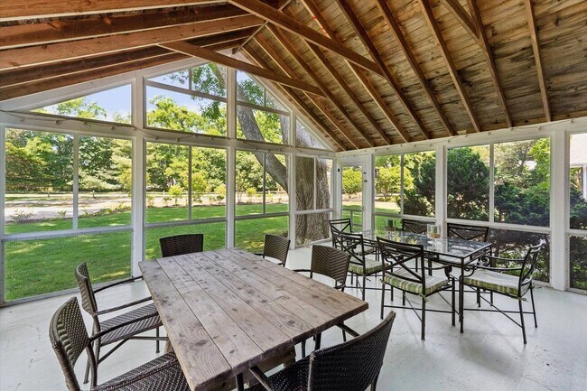 Building Photo - 695 Main St