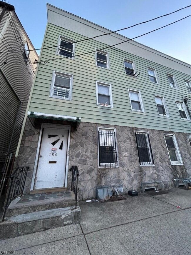 Building Photo - 184 Walnut St