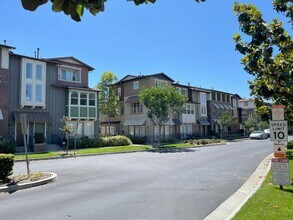 Building Photo - 3 Bed + 3.5 Bath + Bonus Room in Tustin Fi...