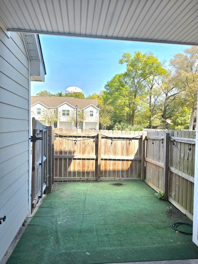 Building Photo - Beautiful Townhome in the Heart of Downtown Pensacola