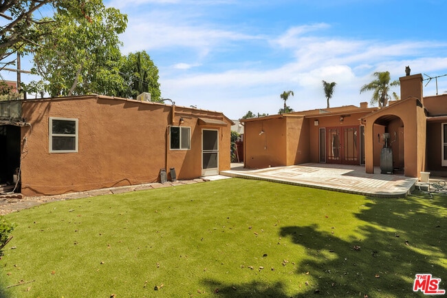 Building Photo - 1105 S Alfred St