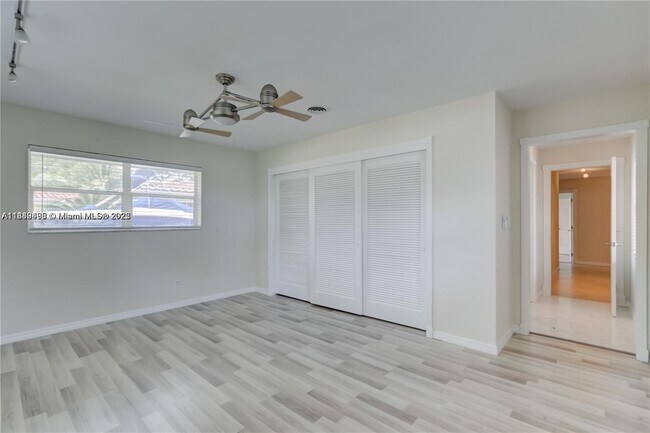 Building Photo - 308 N Crescent Dr